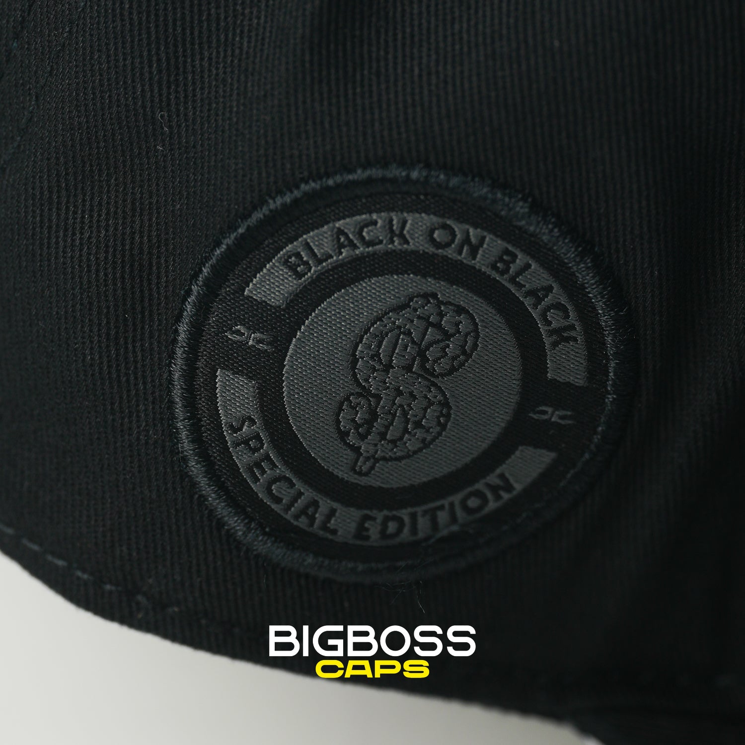 TREBOL BLACK ON BLACK PLANA